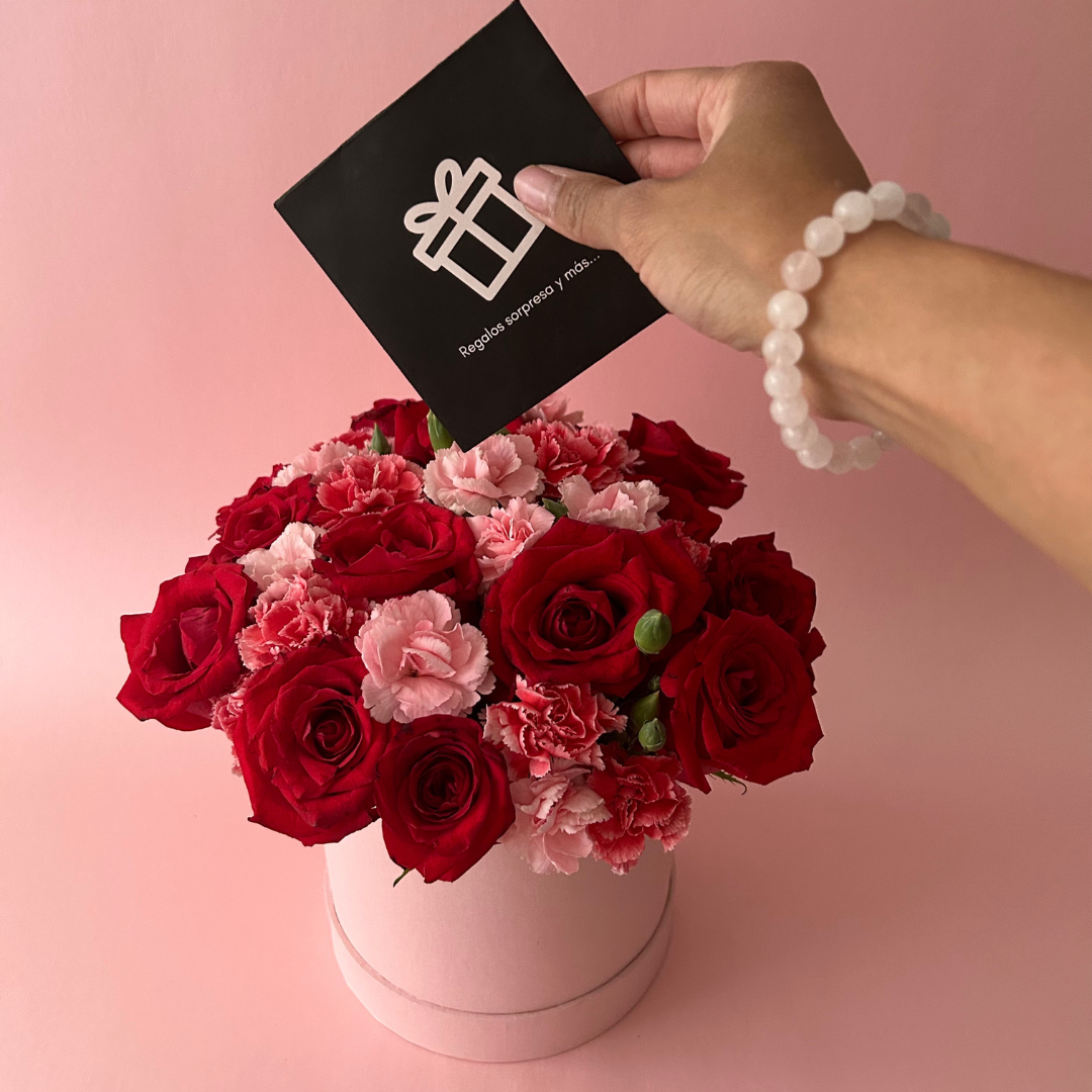 Caja con rosas y claveles