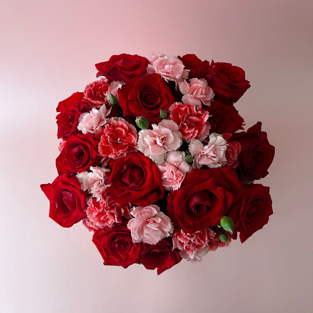 Caja con rosas y claveles