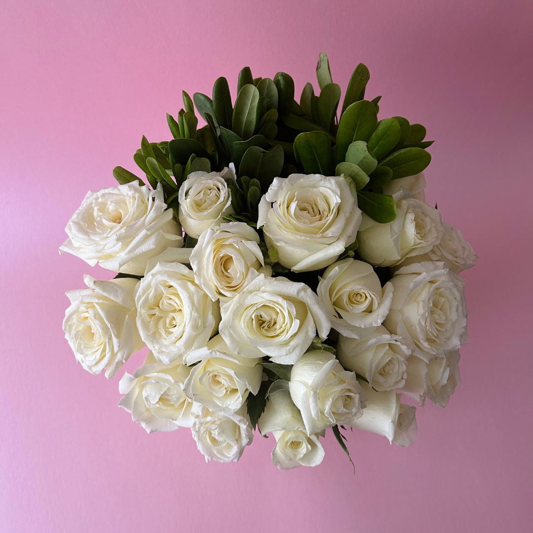 Caja con rosas blancas
